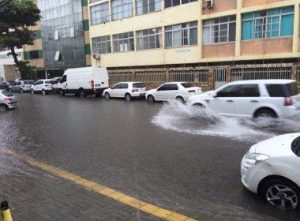 Chuva tambA�m alagou ruas na Pituba | Foto: Karlo Dias / Leitor BN
