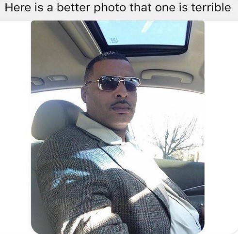 "Aqui estA? uma foto melhor. A outra estA? horrA�vel", escreveu o americano apA?s enviar selfie para a polA�cia em mensagem no Facebook (Foto: ReproduA�A?o)