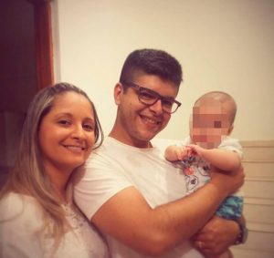 Thais e AndrA� e o filho de quatro meses: ela nA?o resistiu A� batida (Foto: ReproduA�A?o/Facebook)