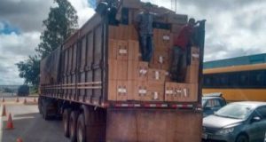 13595,prf-apreende-carreta-com-carga-de-10-milhoes-de-cigarros-em-urandi-2