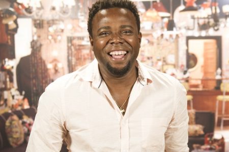 Ator baiano da Globo A� retirado de aviA?o em Salvador e acusa companhia de racismo