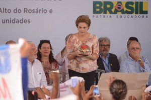 Dilma-entrega-casas-feira