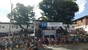 Moradores se aglomeram em frente a posto de saA?de em Pau da Lima (Foto: Alexandro Mota/CORREIO)