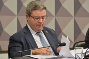 Sem surpresas, o parecer de Anastasia defende a continuidade do processo de impeachment no Senado (Foto: Antonio Cruz/AgA?ncia Brasil)