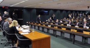 17827,presidente-da-comissao-de-etica-suspende-sessao-que-votaria-cassacao-de-cunha-2