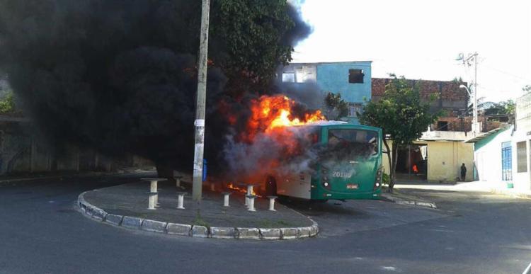 A�nibus foi incendiado por volta das 14h30