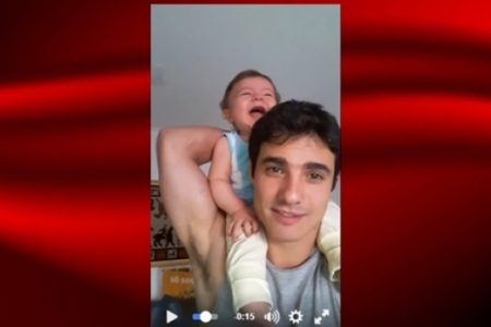 Gargalhada de bebA? apA?s tomar bronca do pai faz sucesso na internet; veja