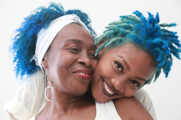 Dandhy Braz com a mA?e, Rita: modelo fez sua primeira seleA�A?o pro Afro (Foto: Angeluci Figueiredo/CORREIO)