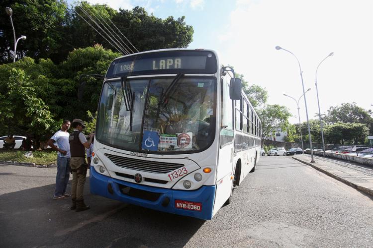 O veA�culo parou na entrada do HGE e a vA�tima foi levada por outros passageiros