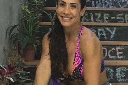 Scheila Carvalho posta vA�deo danA�ando hit do ParangolA� e causa alvoroA�o na web