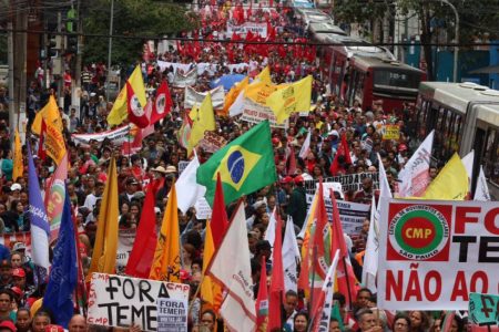 Movimentos sociais protocolam pedido de impeachment de Temer