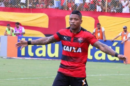 Sem NeA�lton, Botafogo A� mais um de olho na contrataA�A?o de Marinho