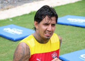 Inter diz que Victor Ramos estA? irregular (Foto: Francisco GalvA?o/EC VitA?ria/ DivulgaA�A?o)