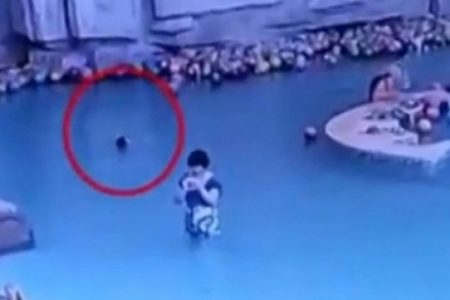 MA?e se distrai mexendo em celular e crianA�a se afoga em piscina; assista