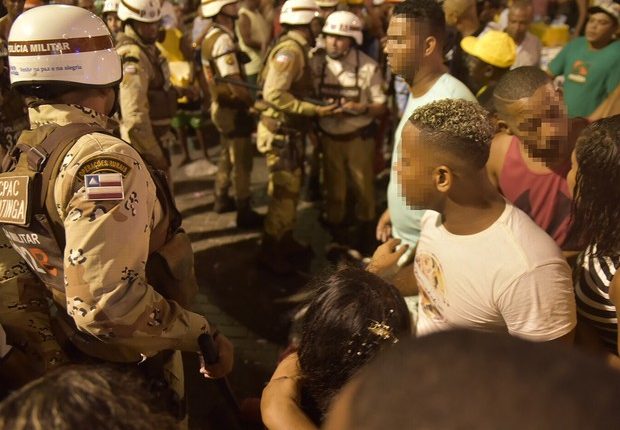 Multidão se assustou com tiro em pleno circuito no carnaval de Salvador. Bahia (Foto: Elias Dantas/Ag. Haack)