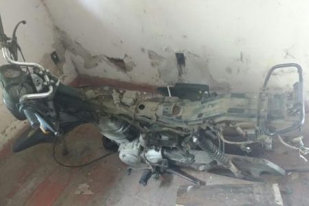 PolA�cia encontra desmanche de moto em Lauro de Freitas e faz prisA?o em flagrante