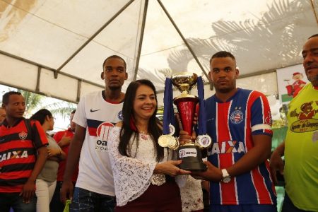 Agentes de limpeza de Lauro de Freitas sA?o homenageados com festa