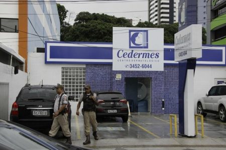 LadrA�es armados fazem refA�ns em clA�nica na Pituba