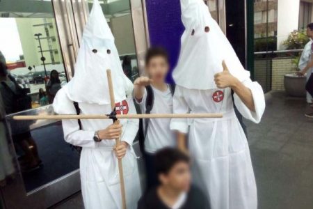 Vereador ameaA�a processar colA�gio por a�?brincadeiraa�� com Ku Klux Klan