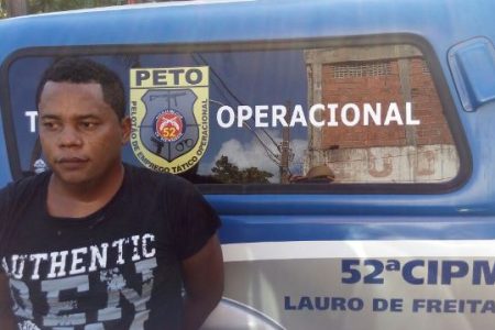 Homem A� preso em flagrante apA?s perseguiA�A?o policial em Lauro de Freitas