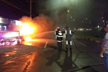 Carro pega fogo na Estrada do Coco na noite de segunda-feira (18)