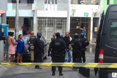ApA?s atirar contra marido e manter filha refA�m, mulher se joga do primeiro andar
