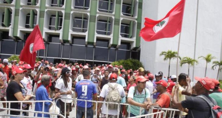 Trabalhadores Sem Terra realizam ato na Secretaria de Educação (Foto: Luciano da Matta / Ag. A Tarde)