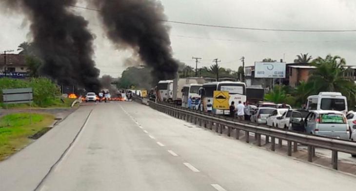 Protesto pela morte de Binho do Quilombo fechou as pistas da BA-093 e causou engarrafamento (Foto: Divulgação/Concessionária Bahia Norte)