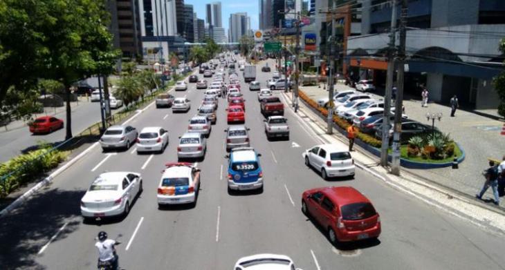 Manifestação de motoristas da Uber causa congestionamento em Salvador (Foto: Nicolas Melo/Ag. A Tarde)