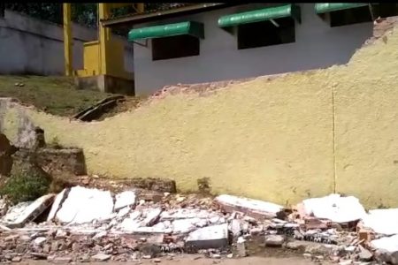 VA�deo denuncia queda de muro de escola em Itinga