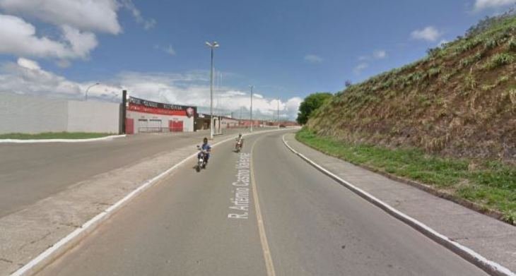 Acidente ocorreu em frente ao Barradão, no bairro de Canabrava (Foto: Reprodução/Google Street View)