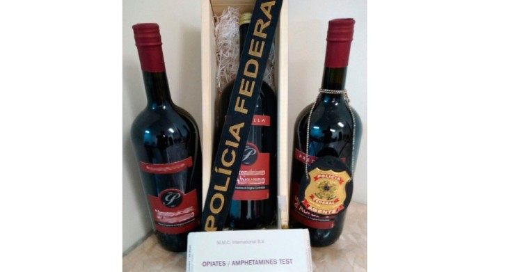 Passageira carregava princípio ativo do ecstasy dentro de garrafas de vinho (Foto: Divulgação/Polícia Civil)