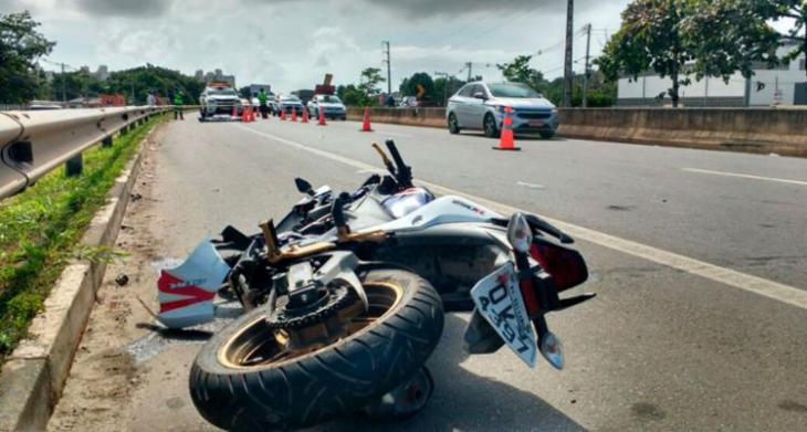 Motociclista morreu após atropelar pedestre na Estrada Cia-Aeroporto (Foto: Adilton Venegeroles/Ag. A Tarde)