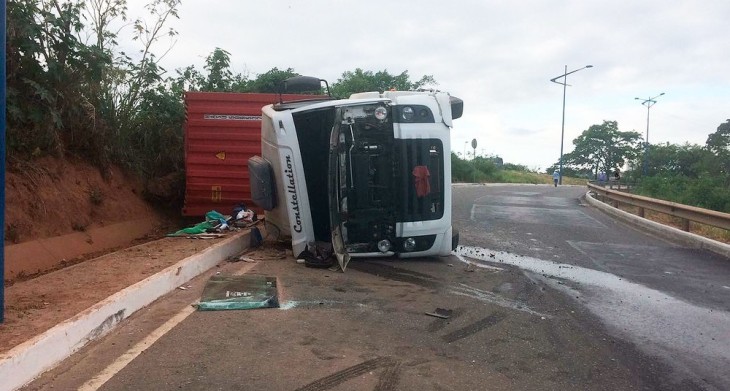 Carreta tomba no viaduto que dá acesso a BR-324 pela ladeira do Cabula (Foto: Andrea Silva/TV Bahia)
