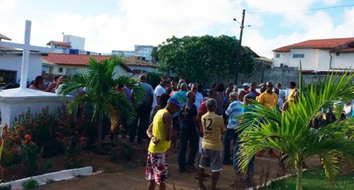 Vítima morreu após o carro onde estava cair em buraco em Lauro de Freitas (Foto: Giana Mattiazzi/TV Bahia)