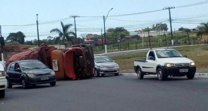 Caminhão tomba em Porto Seco Pirajá (Foto: Divulgação/WhatsApp)