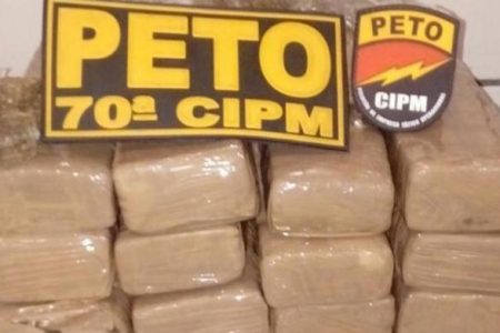 Dois homens sA?o presos com 50 kg de maconha prensada em IlhA�us