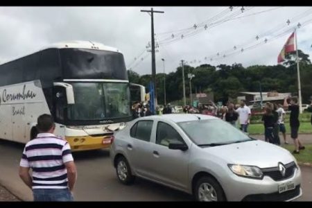 Lula A� atacado com pedras e ovos na Caravana em Santa Catarina; ASSISTA
