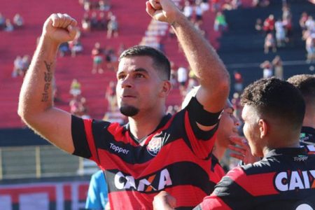 Com gol nos acrA�scimos, VitA?ria vence e se classifica no BaianA?o