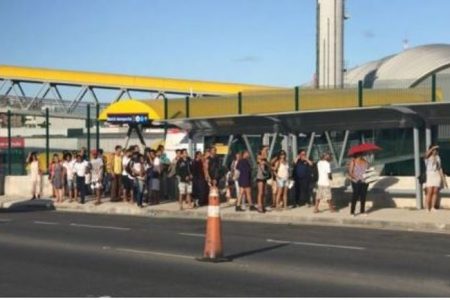 VA�deo: ponto de A?nibus em cima de viaduto causa congestionamento em Lauro de Freitas