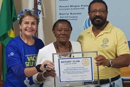 Dona AideA? recebe homenagem do Rotary Club Lauro de Freitas