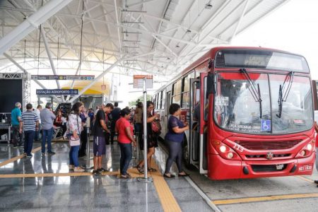EstaA�A?o de A?nibus do Aeroporto de Salvador inicia funcionamento e espera receber 100 mil passageiros/dia