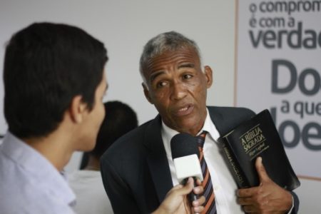 IsidA?rio explica o que A� ser um mau gay: a�?Aquele que quer enfiar crucifixo no raboa�?