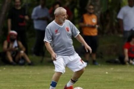 Lula joga futebol contra time de Chico Buarque em campo do MST