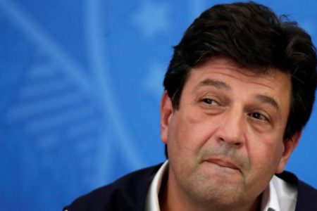 Mandetta anuncia em rede social que foi demitido por Bolsonaro do Ministério da Saúde