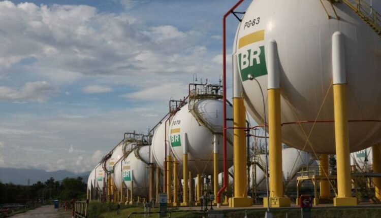 Petrobras reduz preços de combustível