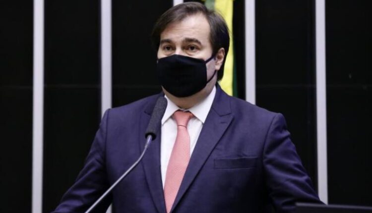 DEM expulsa Rodrigo Maia. Rodrigo Maia em pé no palanque da Câmara dos Deputados