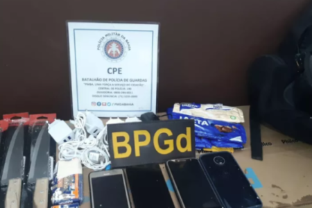 Celulares e facas que entrariam em presídio foram apreendidos em Salvador