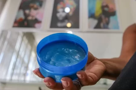 Anvisa proíbe a venda de todas as marcas de pomadas para trançar e modelar cabelo; entenda motivos