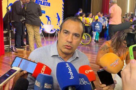 Bruno Reis nega privatização da praia e defende quiosques na orla de Pituaçu: “É o calçadão, não a areia”